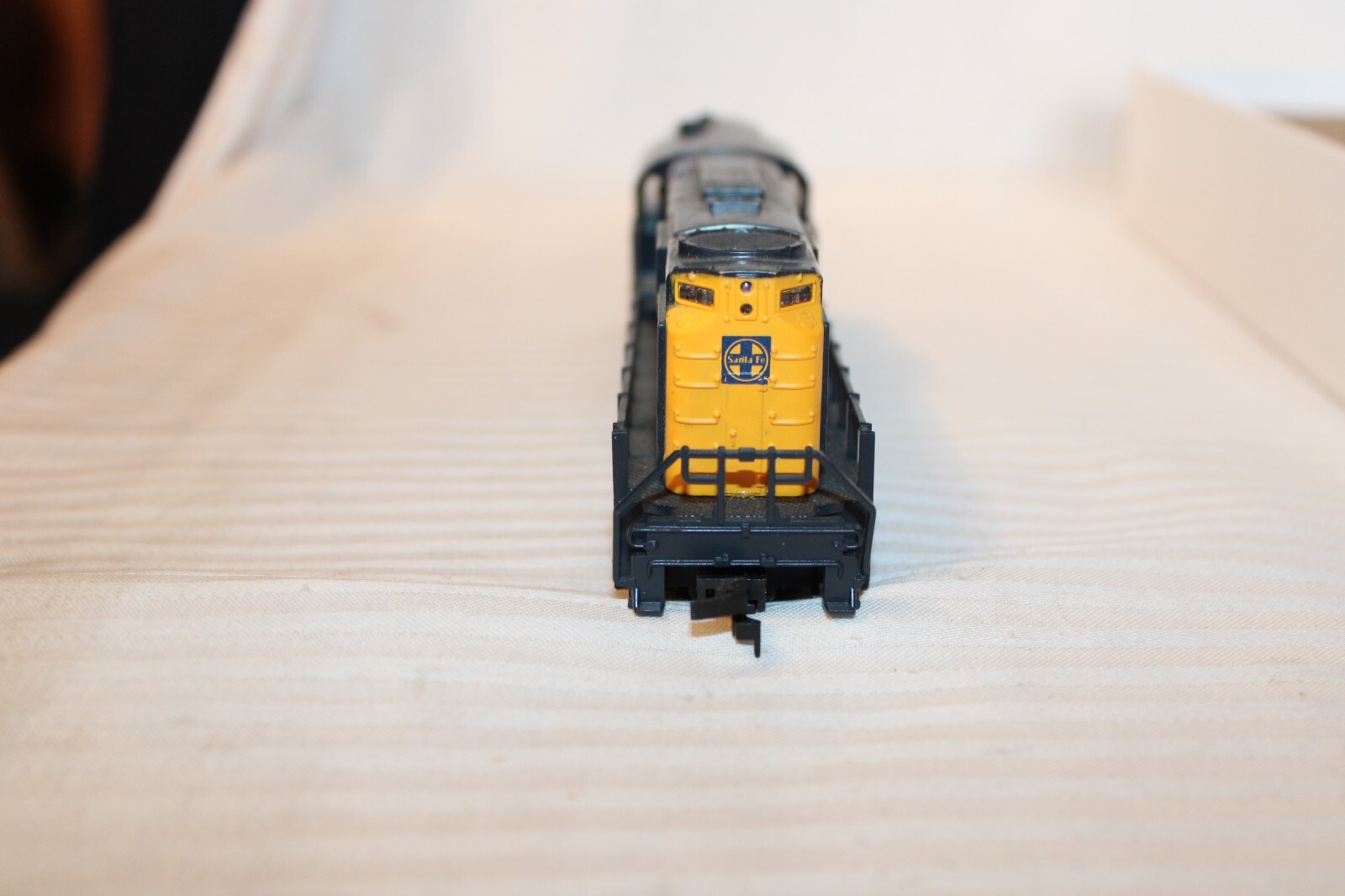 HO Scale AHM Mehano, RS-11 Diesel Locomotive, Santa Fe, Blue & Yellow #6692