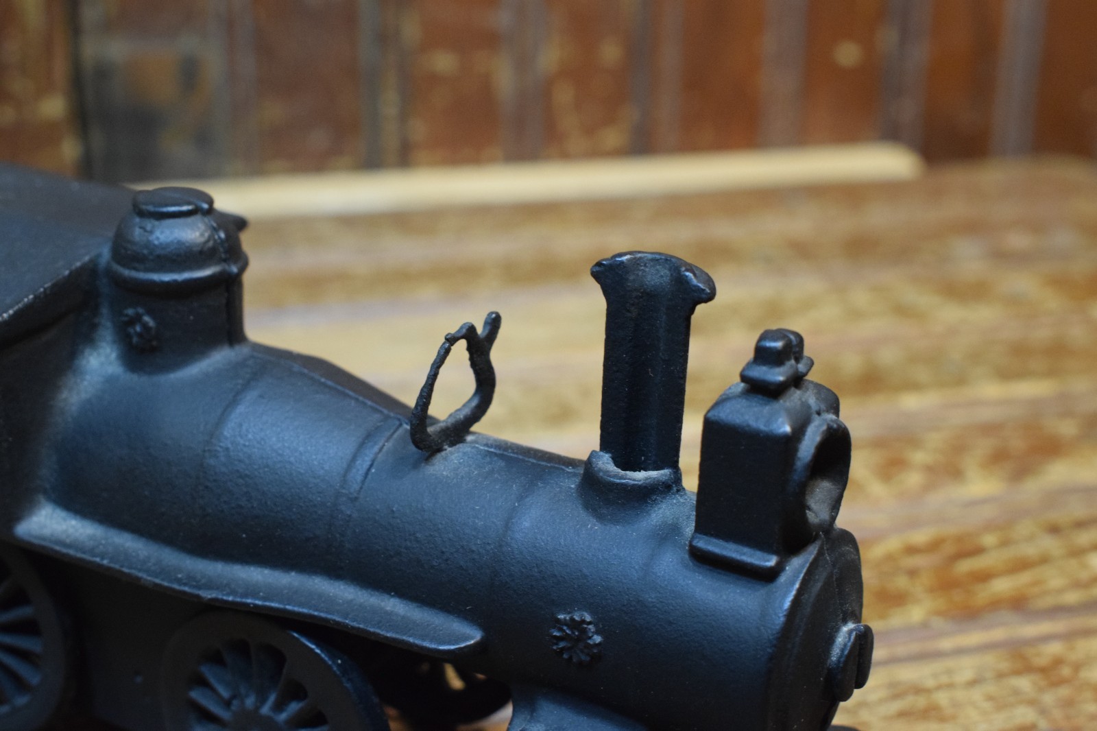 CAST IRON STEAM LOCOMOTIVE 8″ LONG FIGURAL INTERIOR HOME DECOR RAILROAD ENGINE