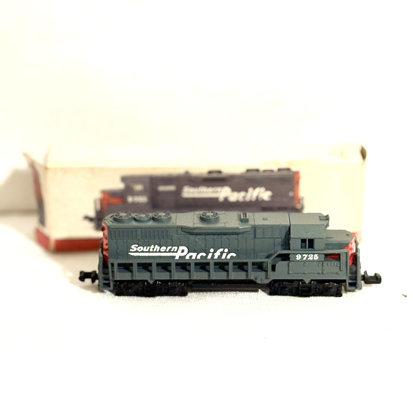 Southern Pacific High Speed Metal Products N Scale 9725 Diesel Locomotive Train