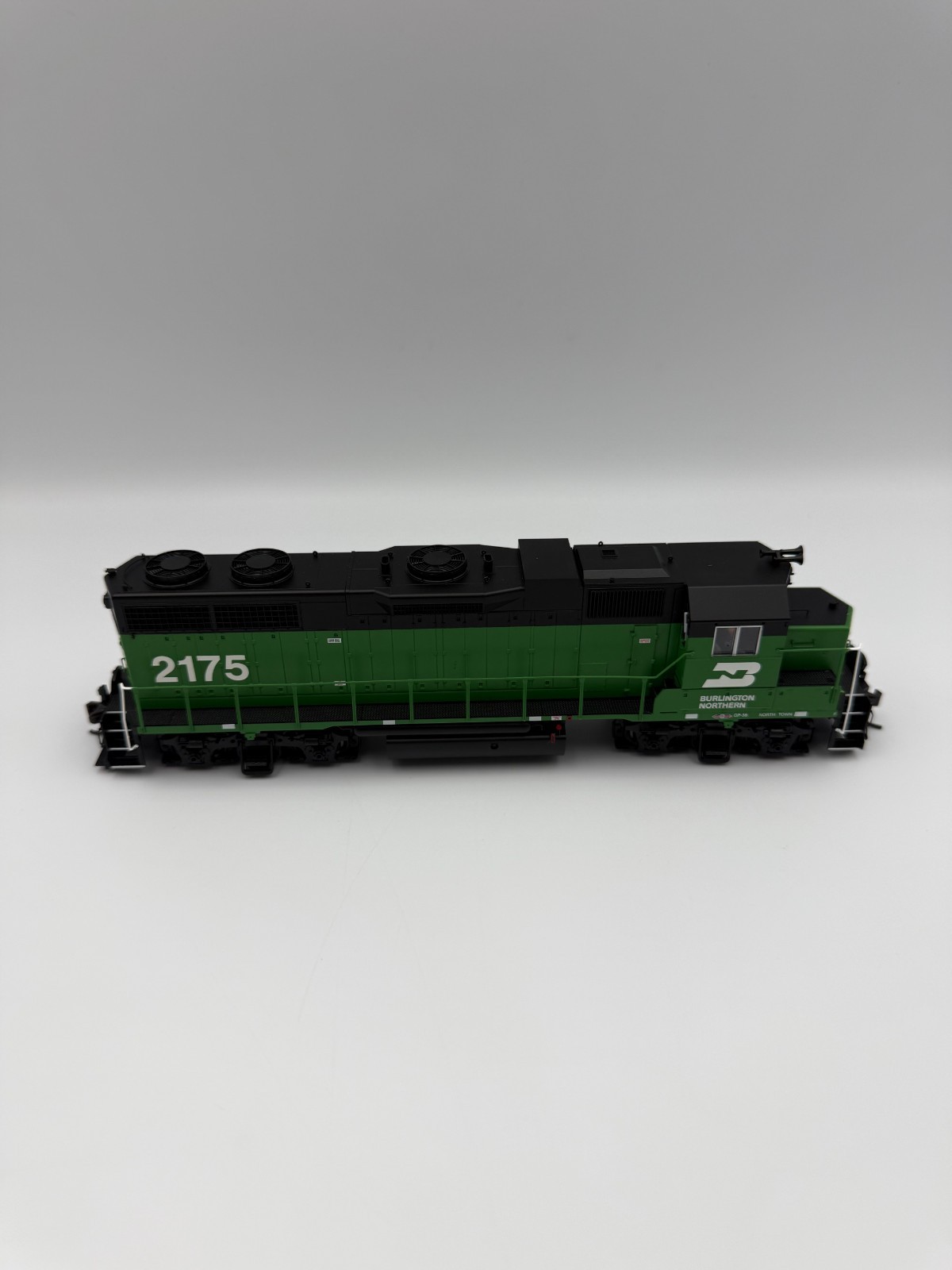 HO Atlas Classic 8954 GP38 Burlington Northern #2175. DC/DCC Decoder. TRO. IOB.