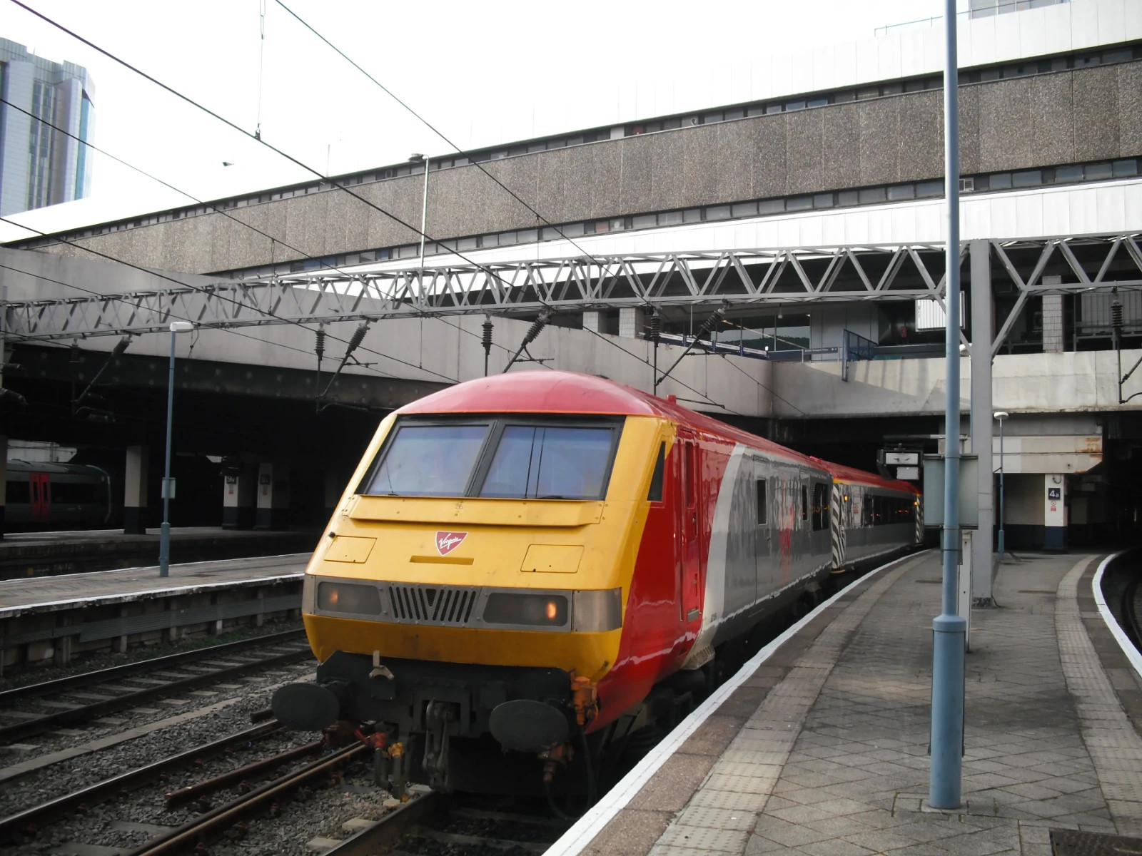 Hornby OO “Virgin Charter Relief Train Pack”: EWS Class 90 & VIRGIN DVT, # R2955