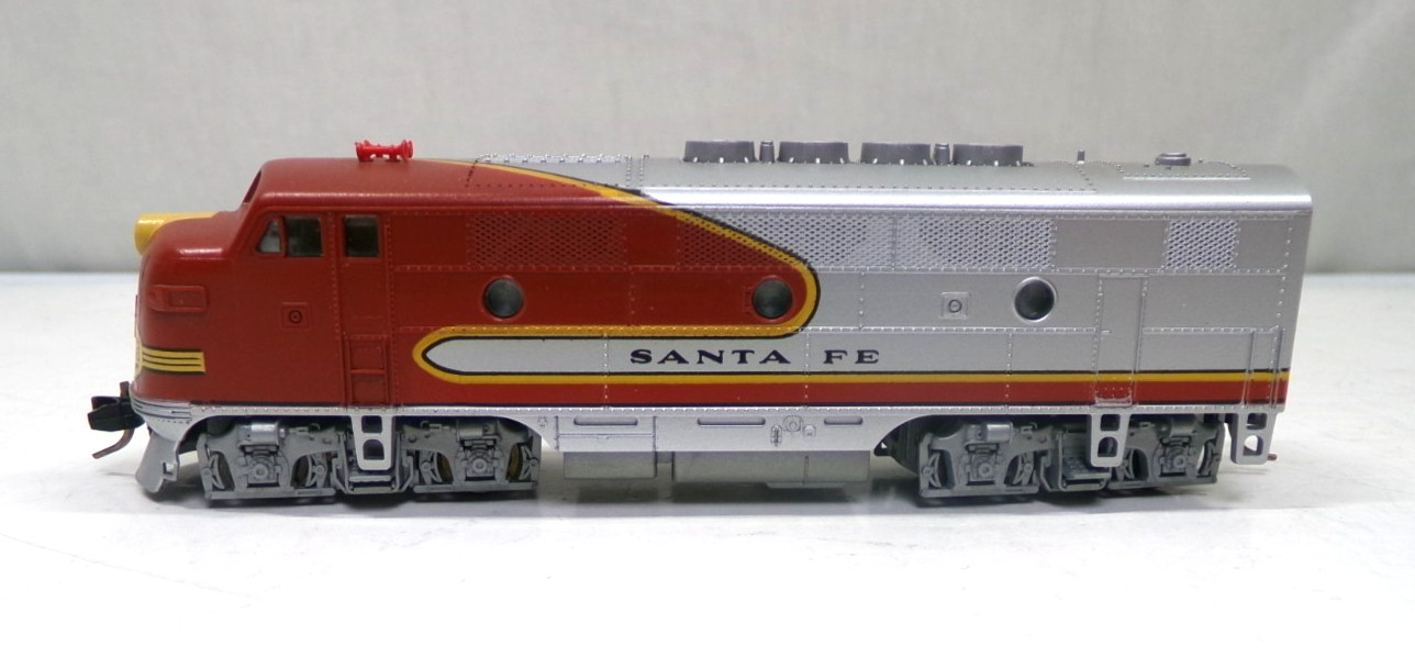 N scale Kato Santa Fe F3A diesel engine in original box (lot N 31)