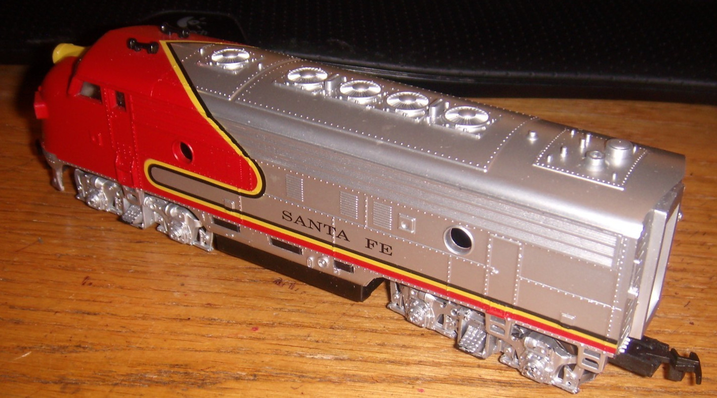 SANTA FE HO SCALE ENGINE UNBRANDED MAKER IS RUNING COND FREE SHIPPING