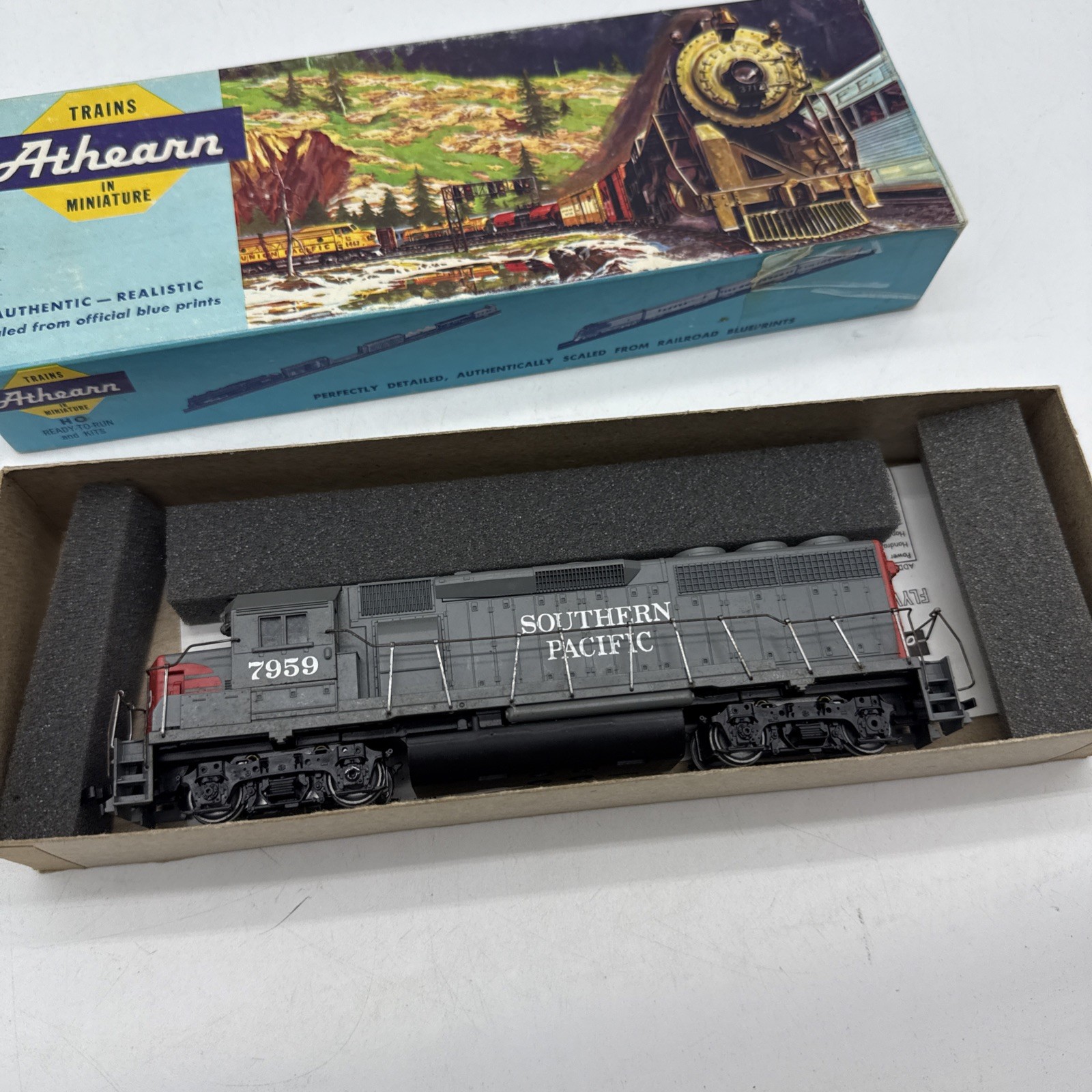 Athearn HO EMD GP40-2 Locomotive Southern Pacific #7959 Powered Engine Train