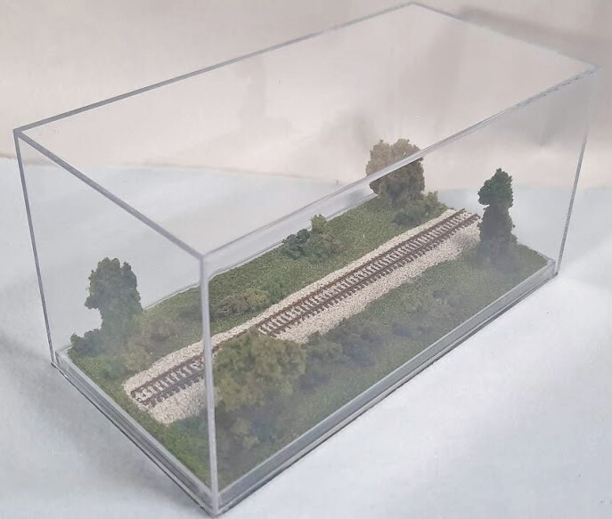 Z SCALE – SINGLE TRACK 8″ – DISPLAY CASE – “SUMMER SCENE” FOR ANY Z TRAIN