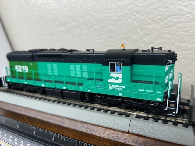 BURLINGTON NORTHERN PATCH SD9 HIGH HOOD LOCO- DCC – HO Scale “QUANTUM SOUND” NEW