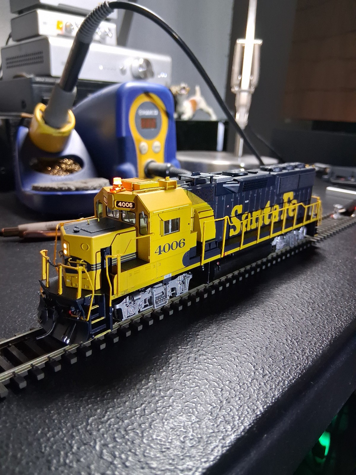 HO Scale Fox Valley ATSF GP60 # 4006 with DCC and Sound installed