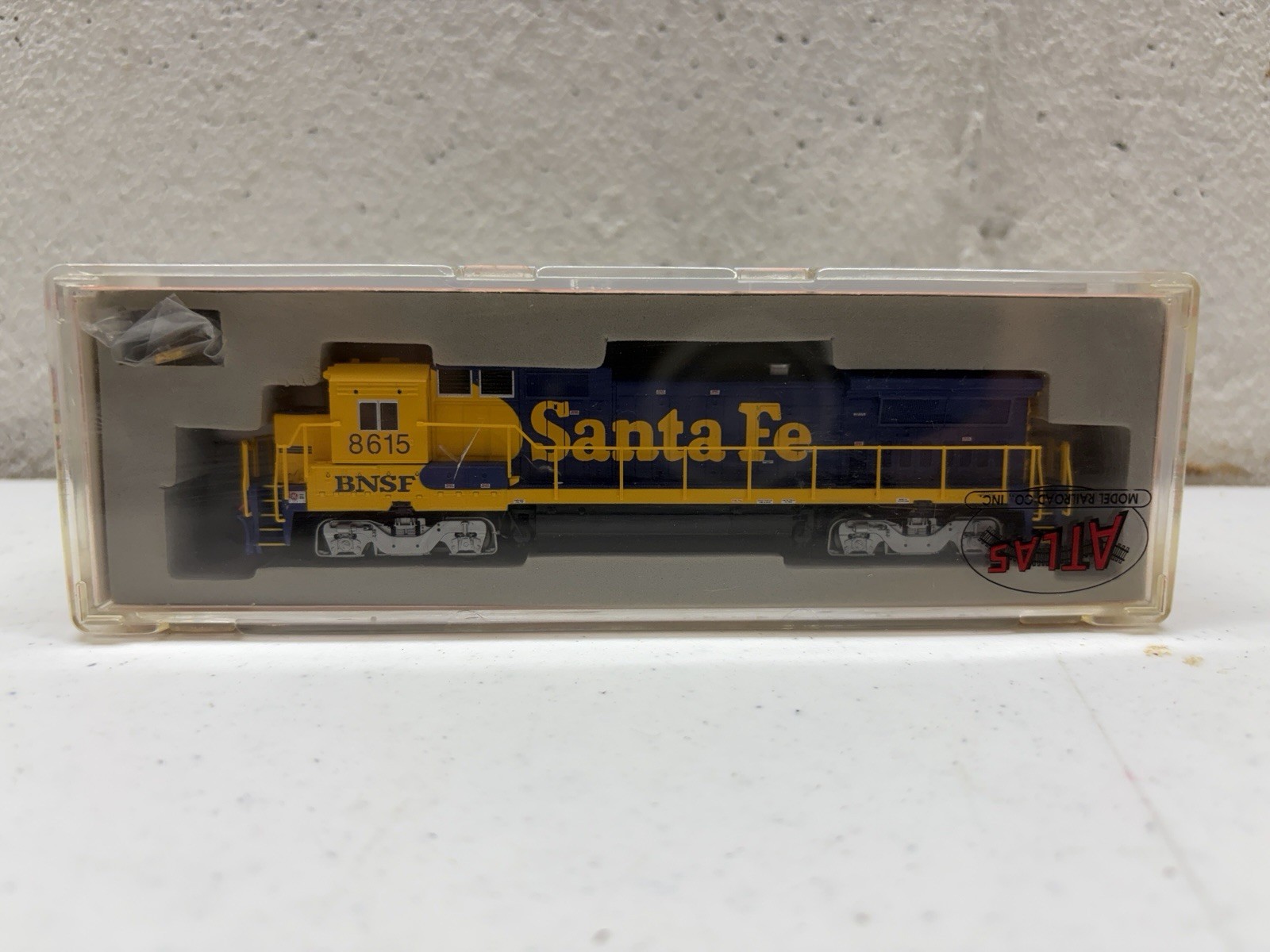N Atlas 48732 BNSF Santa Fe “Patch Job” GE Dash 8-40B Diesel #8615 – DCC Ready
