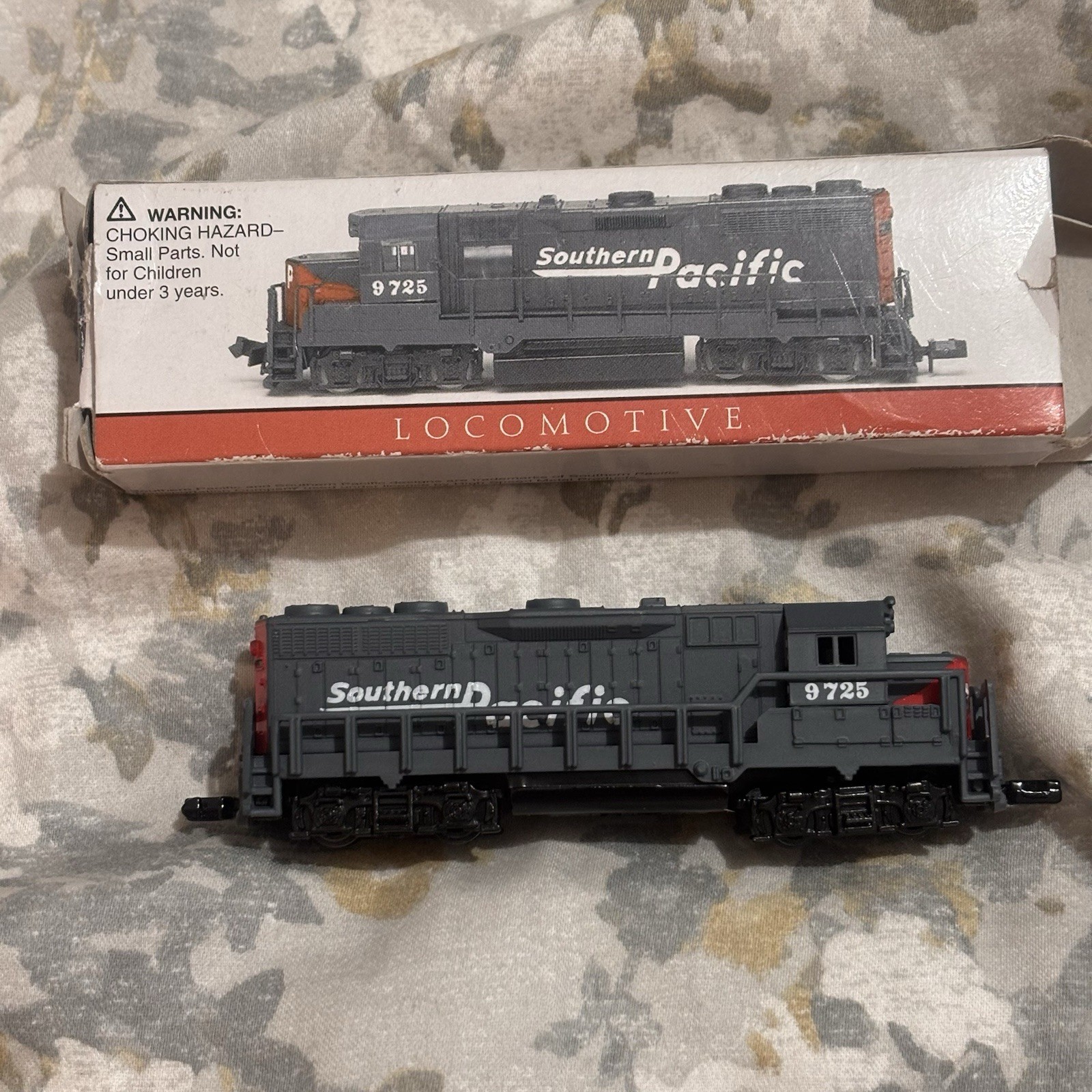 NEW IN ORIGINAL BOX: 1990’s South Pacific 9725 Locomotive Train 4″, Mint