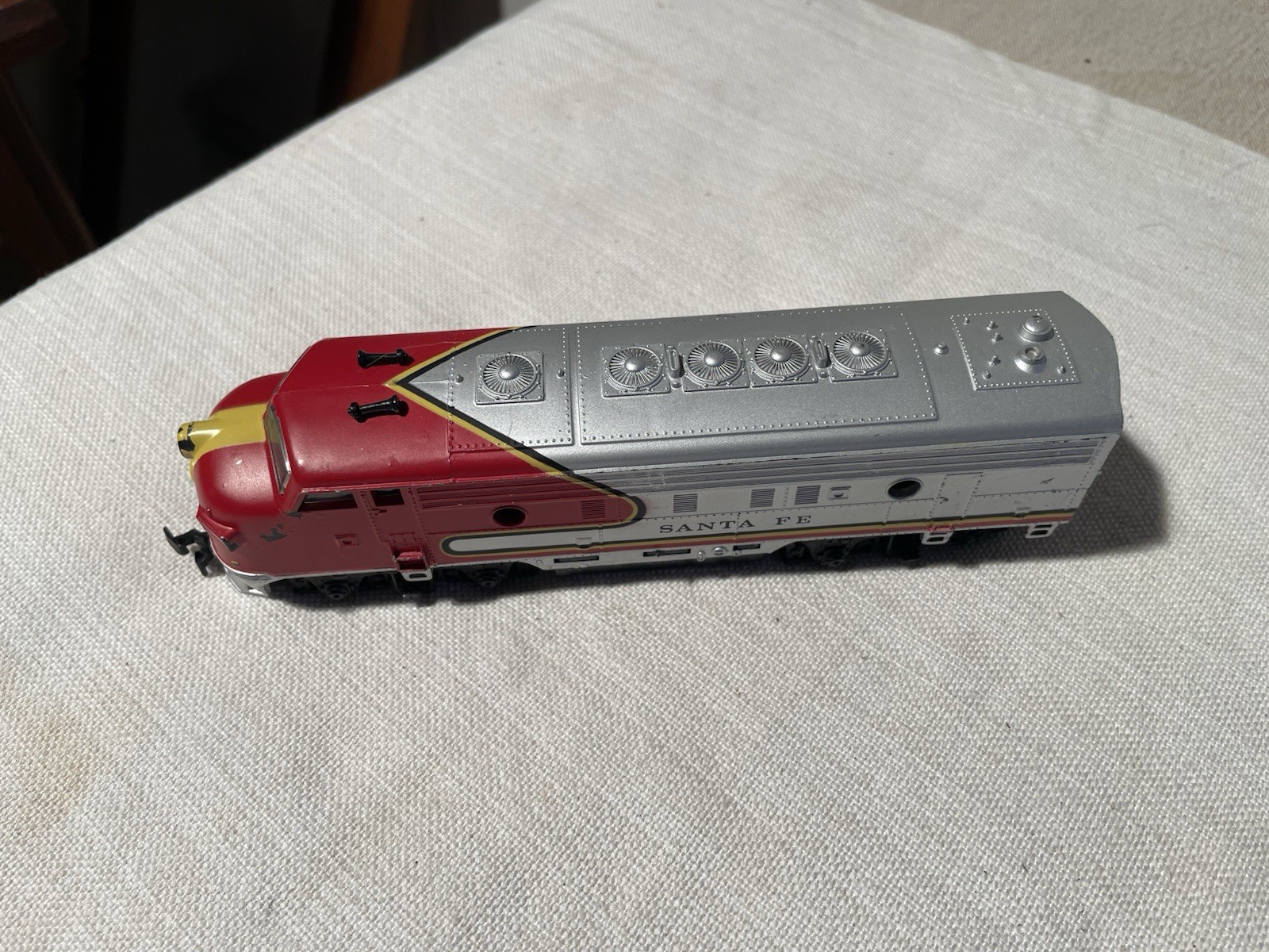 HO Scale Santa Fe F7 Diesel Locomotive Life-Like Powered Tested Runs Service