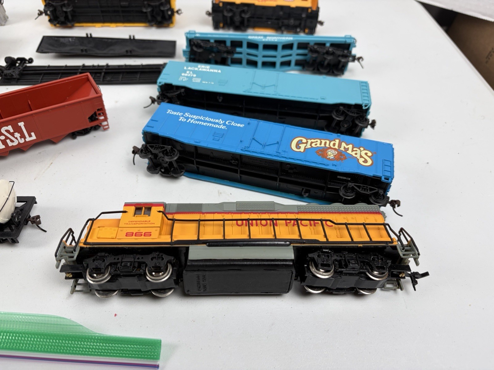 H/O Scale lot of boxcars Bachman And Locomotive As Is Parts Or Repair