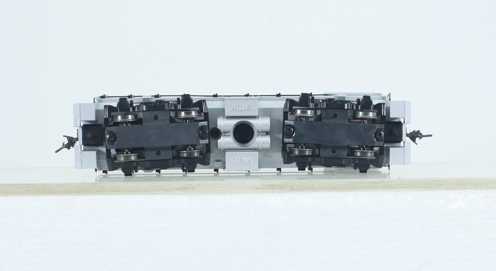 HO Scale Atlas 8712 Western Pacific Alco S-2 Diesel Switcher #553 Kadees