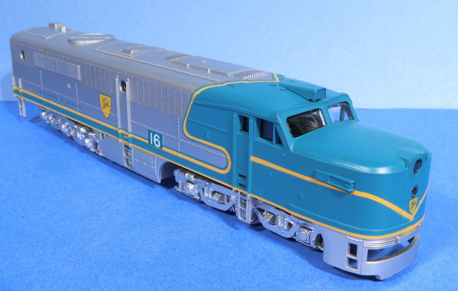Athearn HO Gauge Delaware & Hudson PA-1 Diesel Engines – Powered #16 / Dummy #19