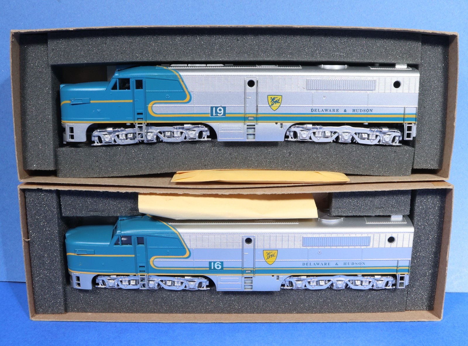 Athearn HO Gauge Delaware & Hudson PA-1 Diesel Engines – Powered #16 / Dummy #19
