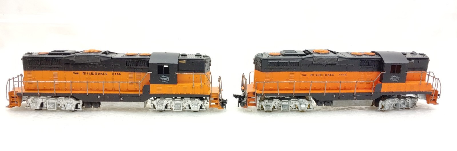 Rare Athearn Trains HO Yellow Box Mill Road GP9 AA Diesel Locomotive Engine Set
