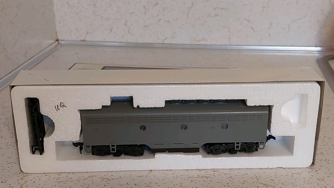Stewart/Kato F3B Phase IV Powered Undecorated HO Scale 8401 NIOB