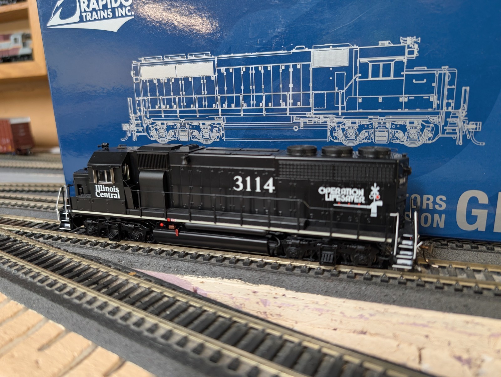 CS RAPIDO EMD GP40: IC ILLINOIS CENTRAL DEATHSTAR #3114 W/SOUND+DCC – 40508