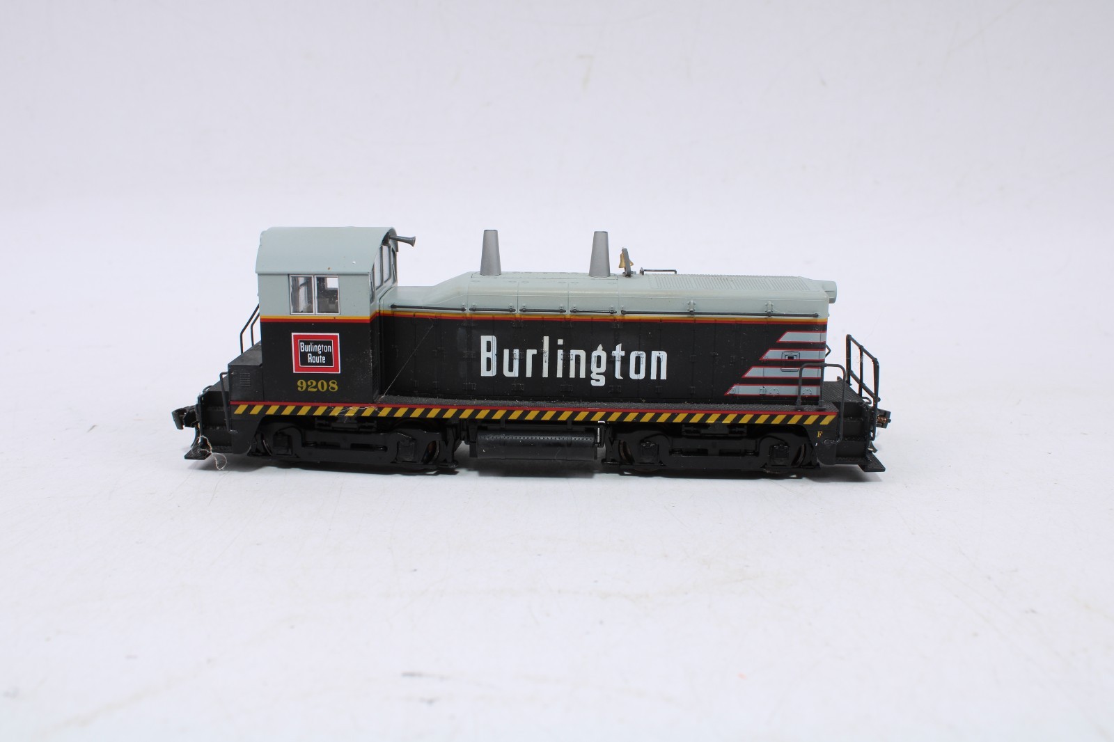 KATO 37-10F HO Scale EMD NW2 Phase I Diesel Locomotive CB&Q Burlington #9208
