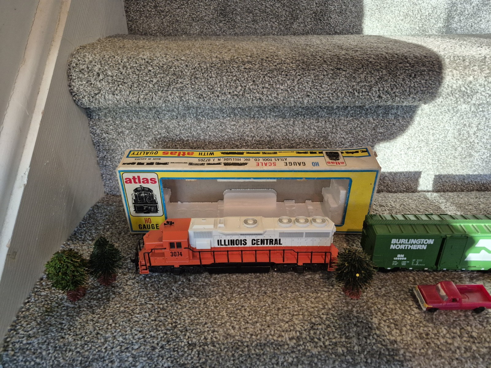 Mix Set of Atlas HO Model Railroad Engine and cars