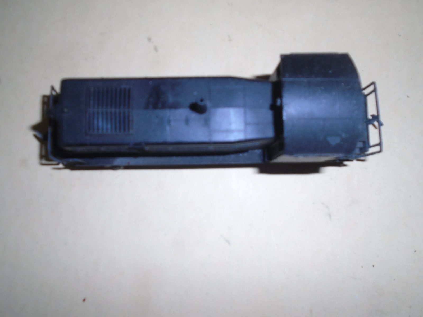 LINDBERG EMD SW-600 DIESEL LOCOMOTIVE – UNDECORATED (RUNS) HO