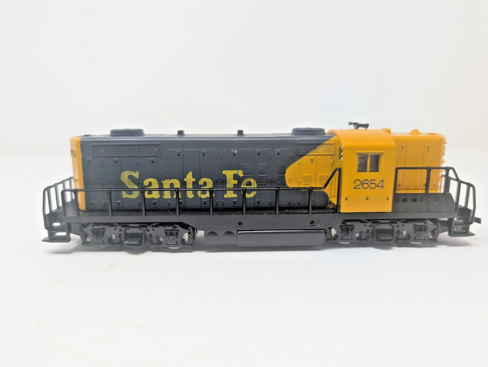 BOX – ATHEARN AHM/Yugo HO GP18 Diesel Locomotive, Santa Fe #2654 Observation Kit