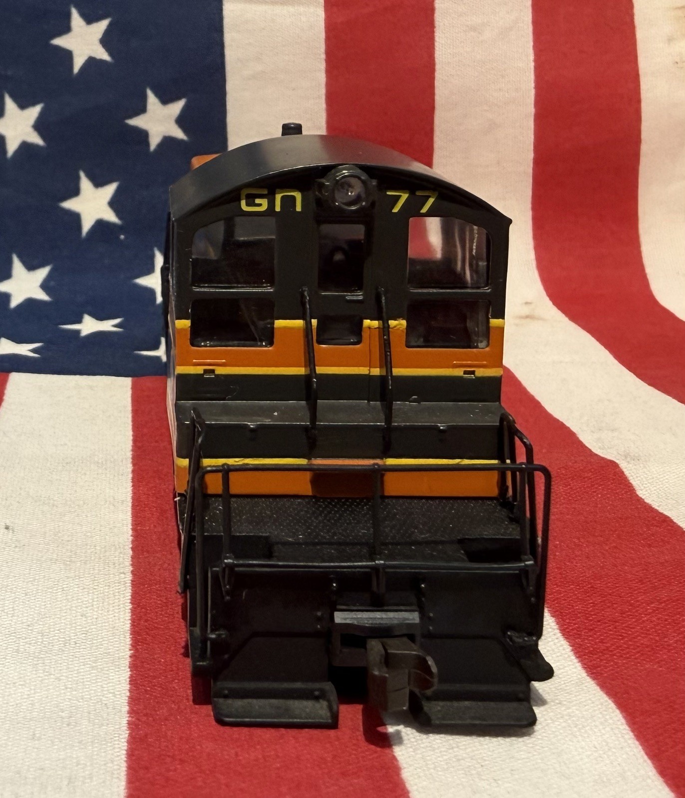 Walthers HO Scale Great Northern #77 Switcher Locomotive DC Runs Needs Repair