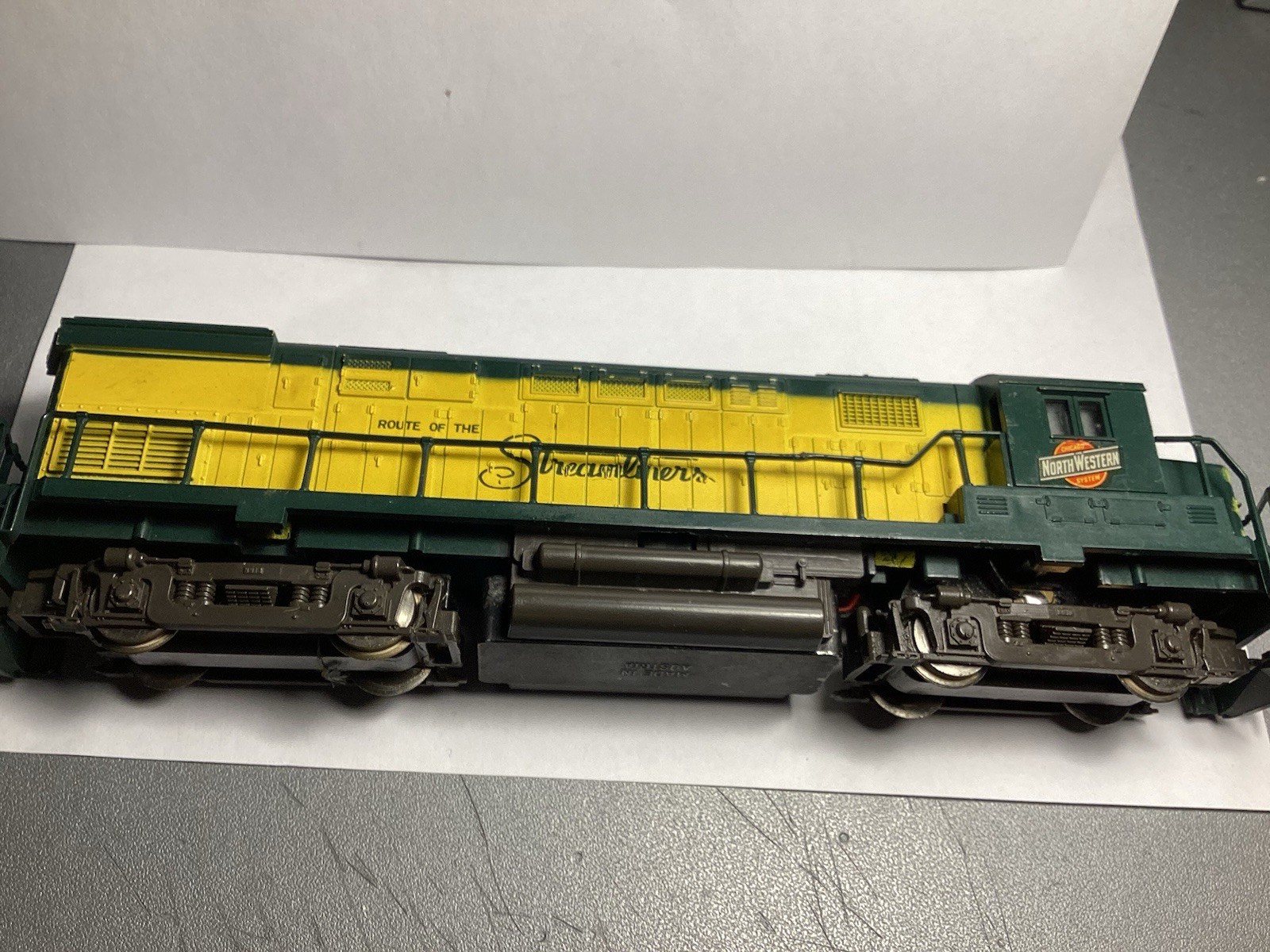 Vintage AHM North Western HO Scale Diesel Locomotive No.400 ExCond Runs Great