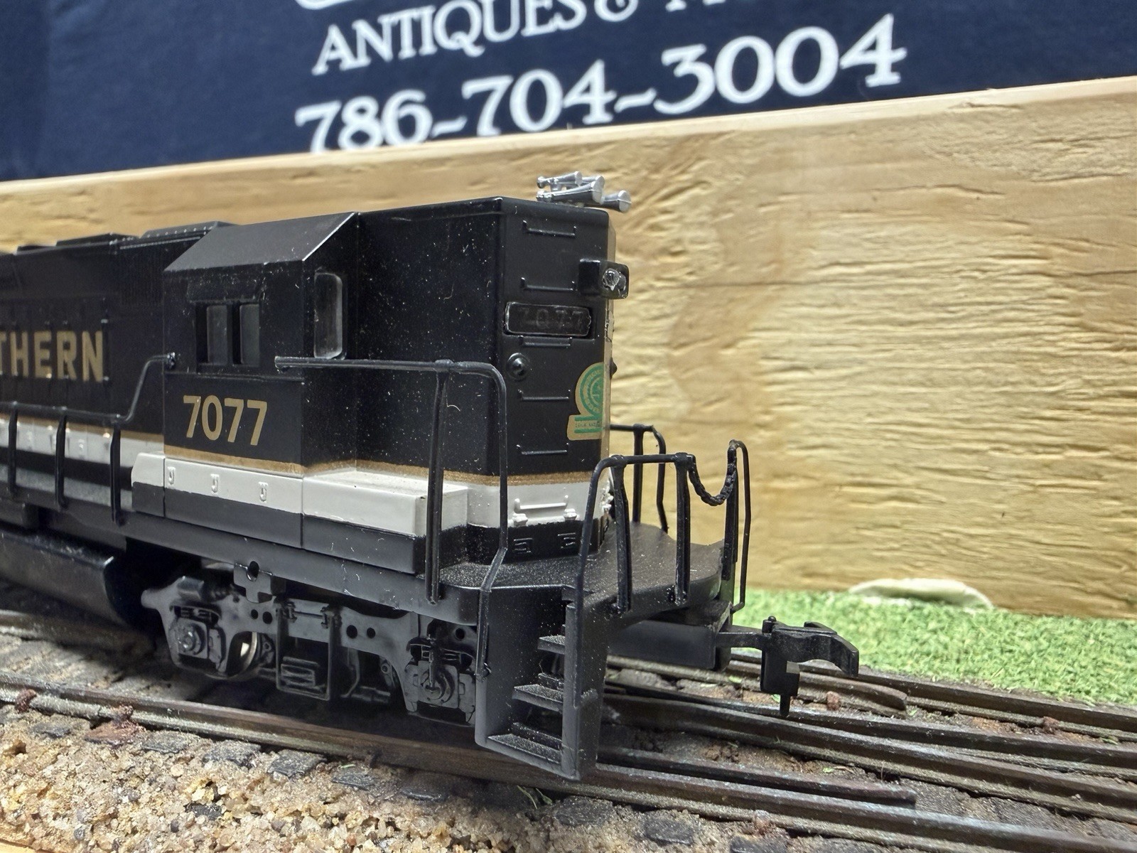 BACHMANN HO SCALE GP-50 SOUTHERN DIESEL LOCOMOTIVE #7077 BLACK AND GOLD