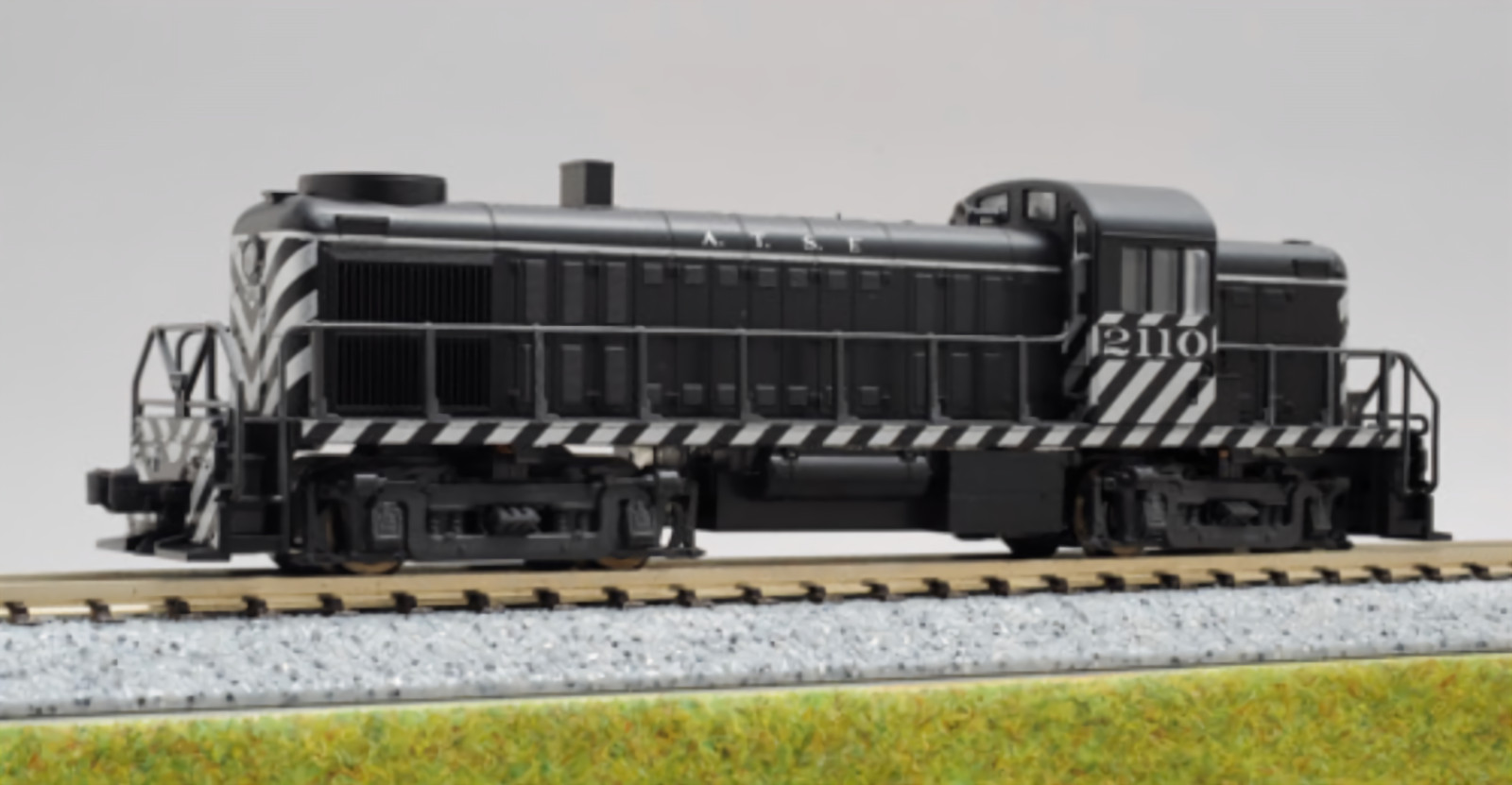 N Scale Kato 176-4402 Alco RS-2 ATSF Santa Fe #2110 Diesel Loco Road Switcher