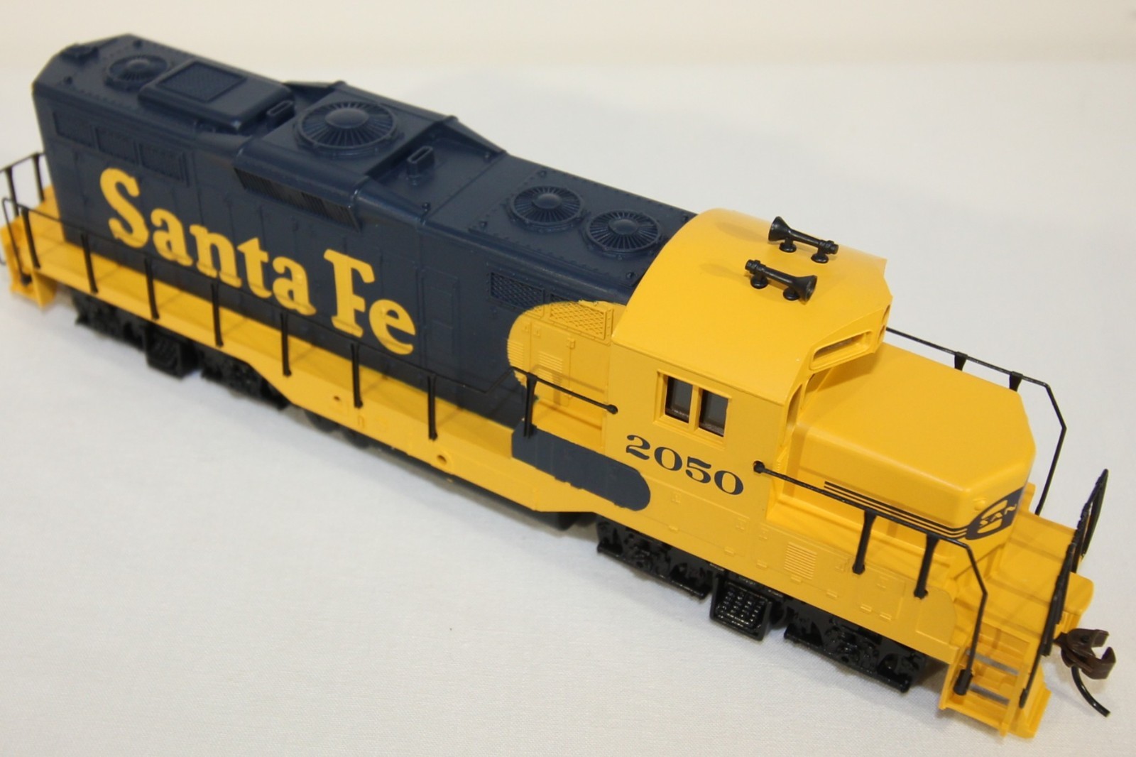 Walthers HO GP9M Santa Fe #2050 Classic Blue & Yellow – New/Original Packaging