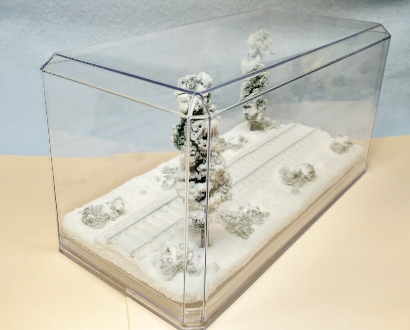 HO SCALE 9″ SINGLE TRACK DISPLAY CASE -WINTER SCENE-FOR ANY HO TRAIN