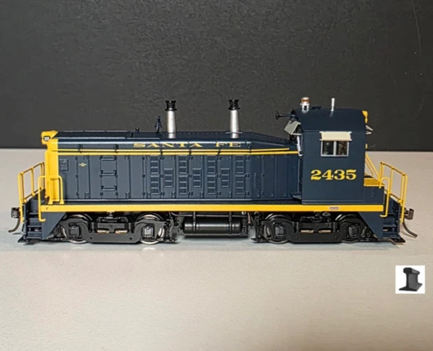 Rapido HO Scale ~ EMD SW9 ~ Santa Fe ATSF #2428 ~ DC/DCC Sound Version ~ 027563