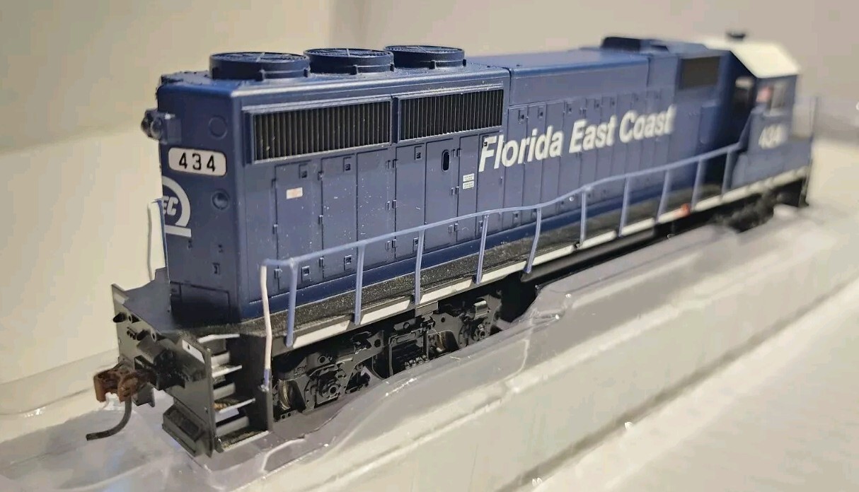 Athearn HO Scale GP 40-2 Diesel Florida East Coast #434