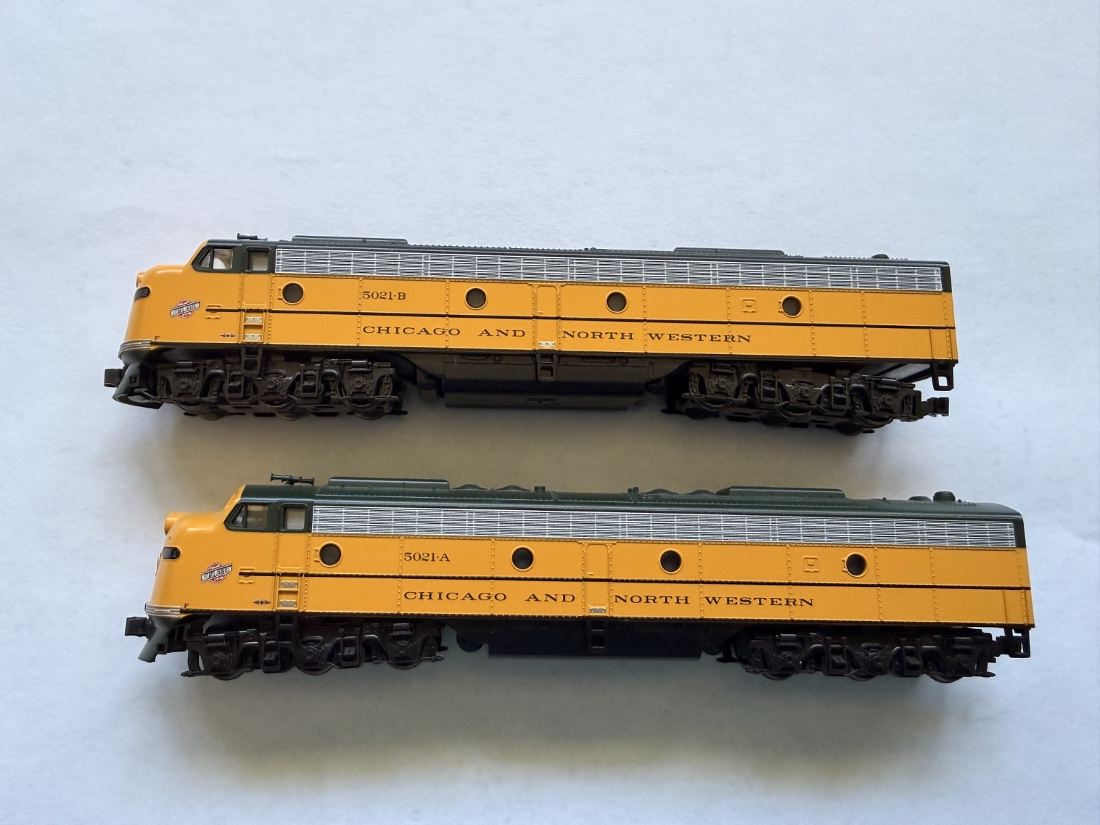 🚂 KATO N SCALE CHICAGO & NORTHWESTERN CNW EMD E8 DIESEL LOCO PAIR 5021A 5021B