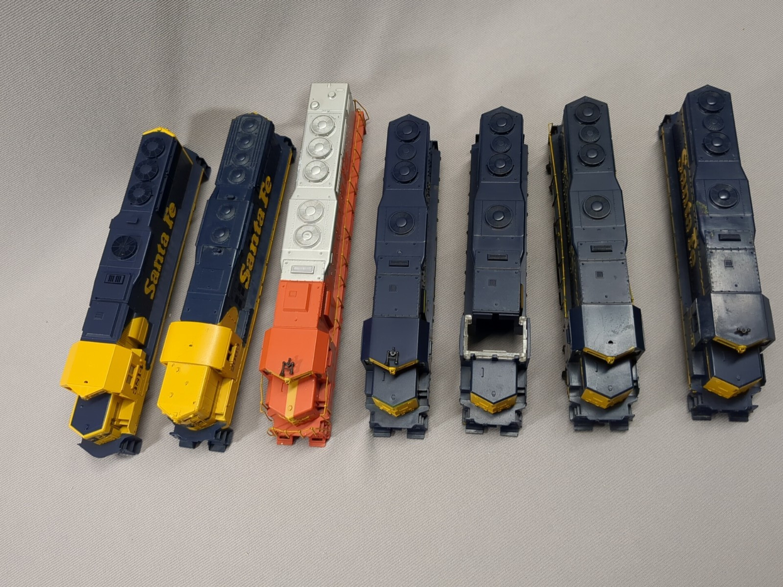 HO scale Athearn Blue Box 7 SANTA FE Locomotive Shells and 1 Dummy