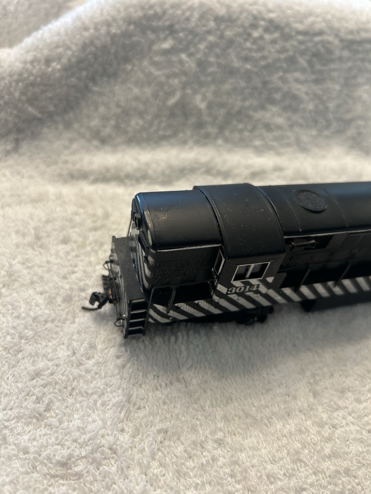 SPECTRUM HO FAIRBANKS MORSE SANTA FE H16-44 DIESEL LOCOMOTIVE #3014