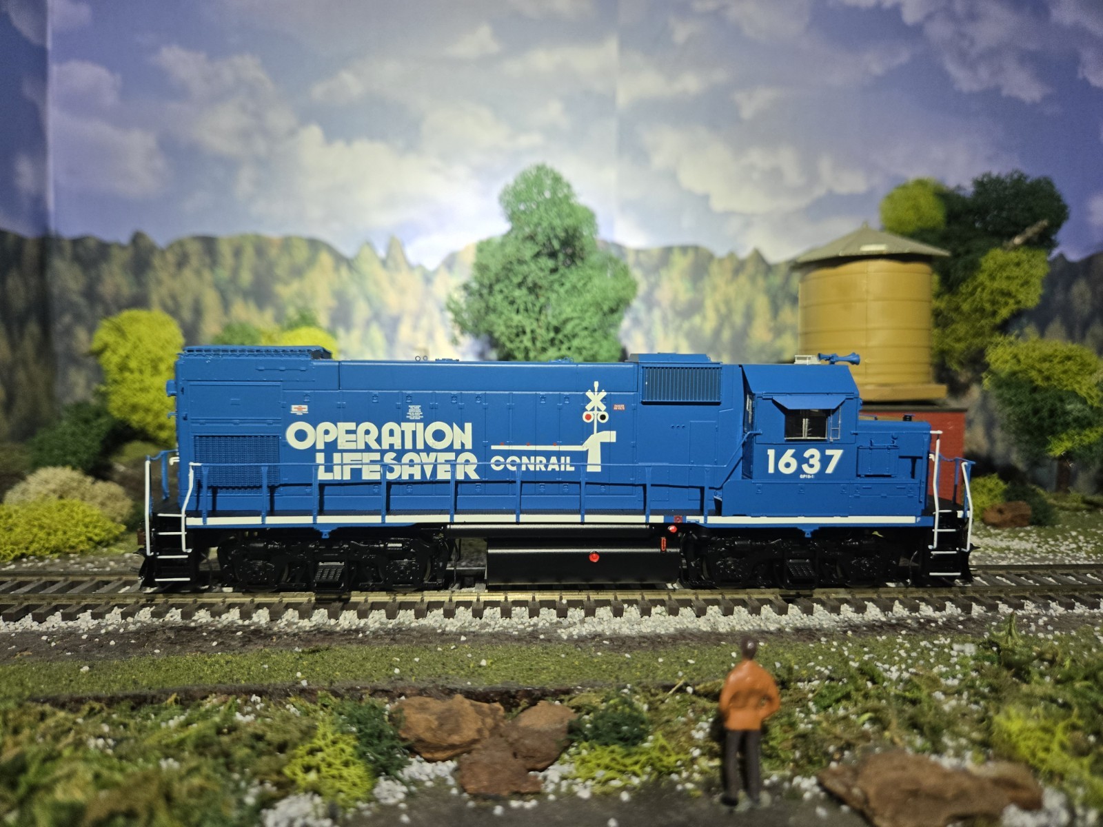 Athearn Genesis HO Scale Conrail Operation Lifesaver GP15-1 #1637 with DCC/Sound