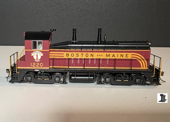 Rapido ~ HO Scale ~ EMD SW9 ~ Boston & Maine #1224 ~ DC/DCC Sound ~ 027567