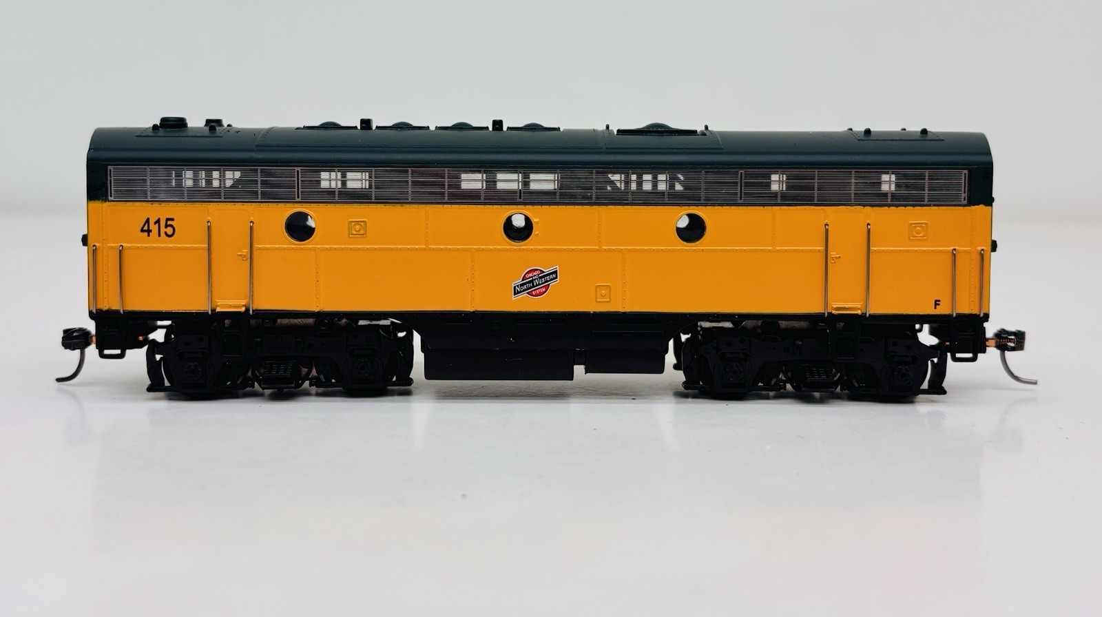MRC Platinum HO Chicago & North Western C&NW F7B Non-Powered Dummy Diesel CD124