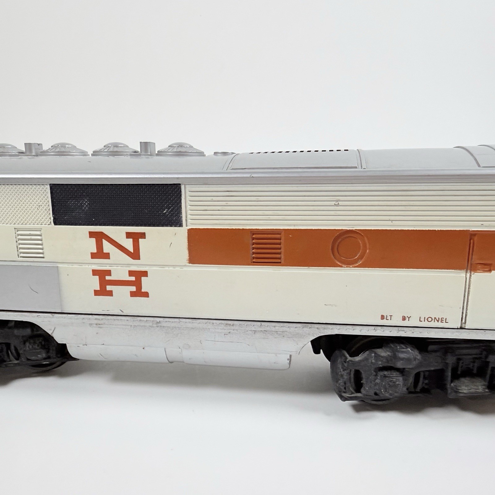 Lionel Trains 8851-8852 New Haven 2242 Diesel Locomotive A B set, O Gauge