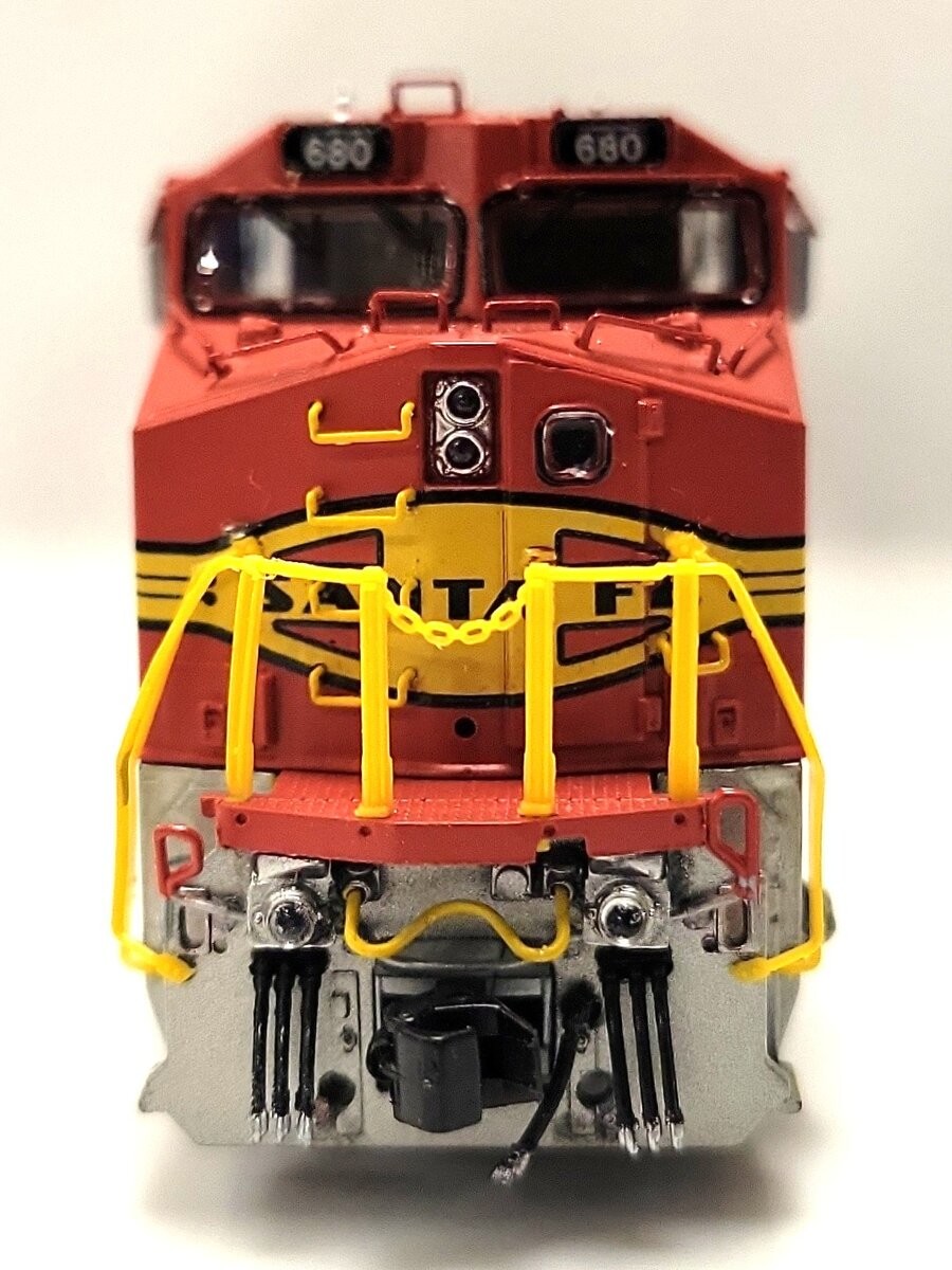 Scale Trains SXT31470 N Santa Fe GE C44-9W Diesel Locomotive #680 LN/Box