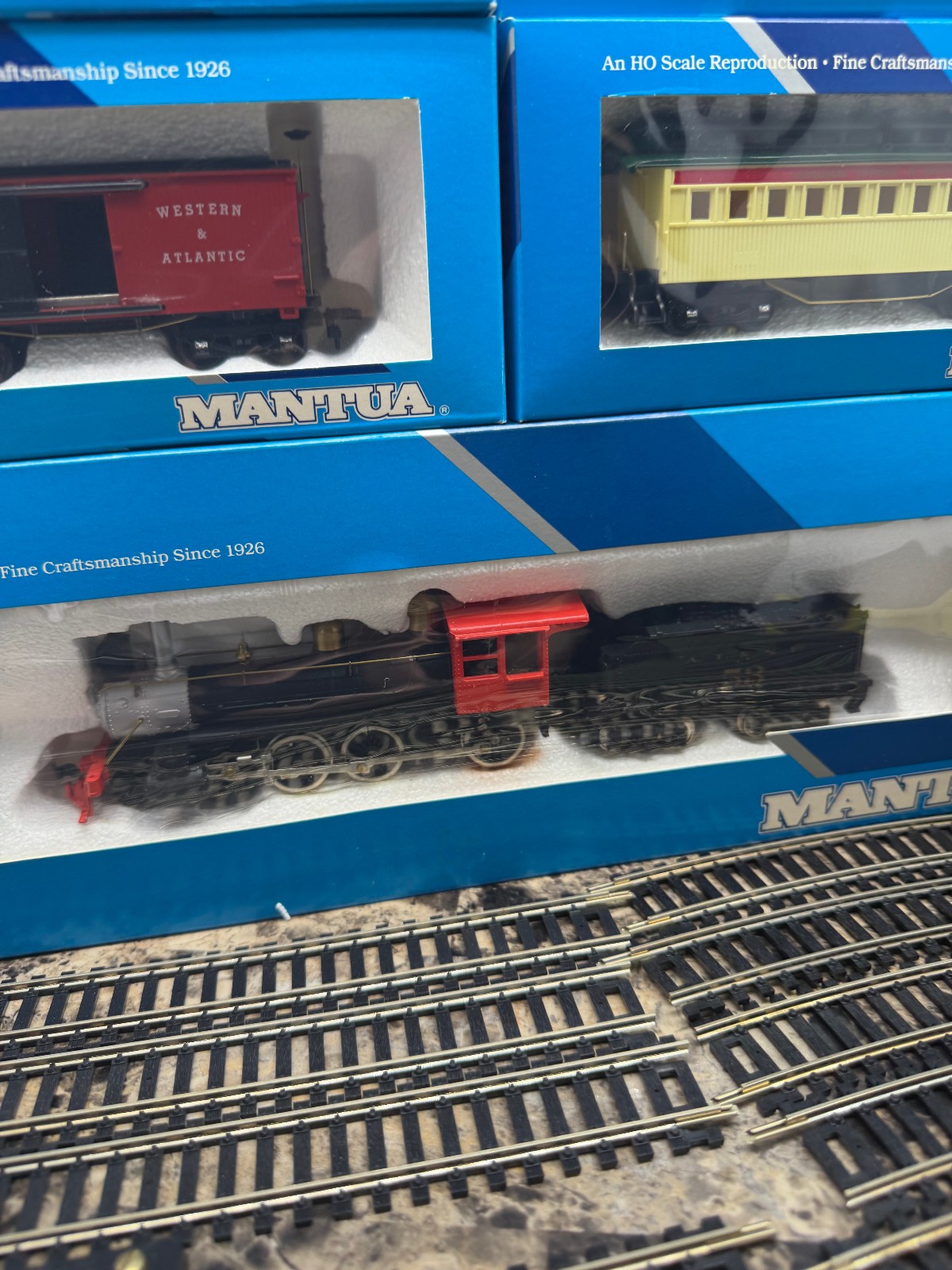 Mantua HO Electric Train Set Locomotive & Tender W/ 4 Cars & Power Pack & Track