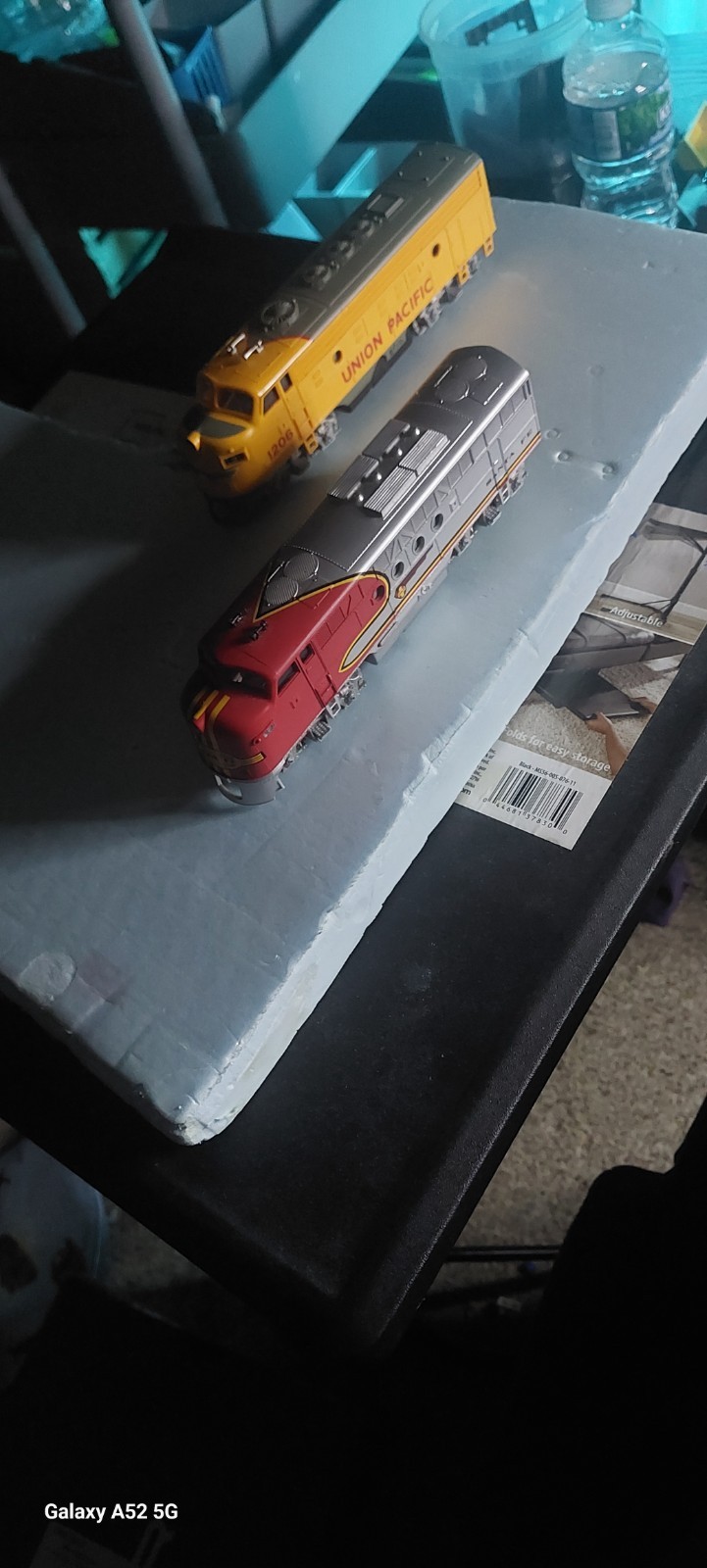 HO Gauge Analog Diesel Locomotives Lot Union Pacific & Santa Fe Yellow Red Gray