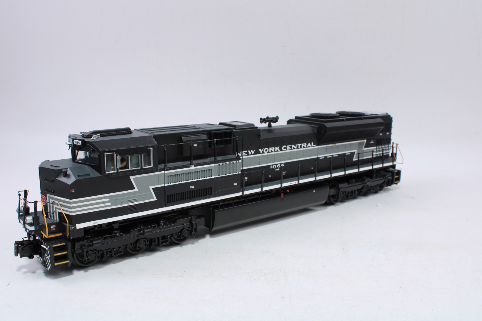 MTH 20-20274-3 O Gauge SD70ACe Diesel Engine New York Central #1066 Non-Powered