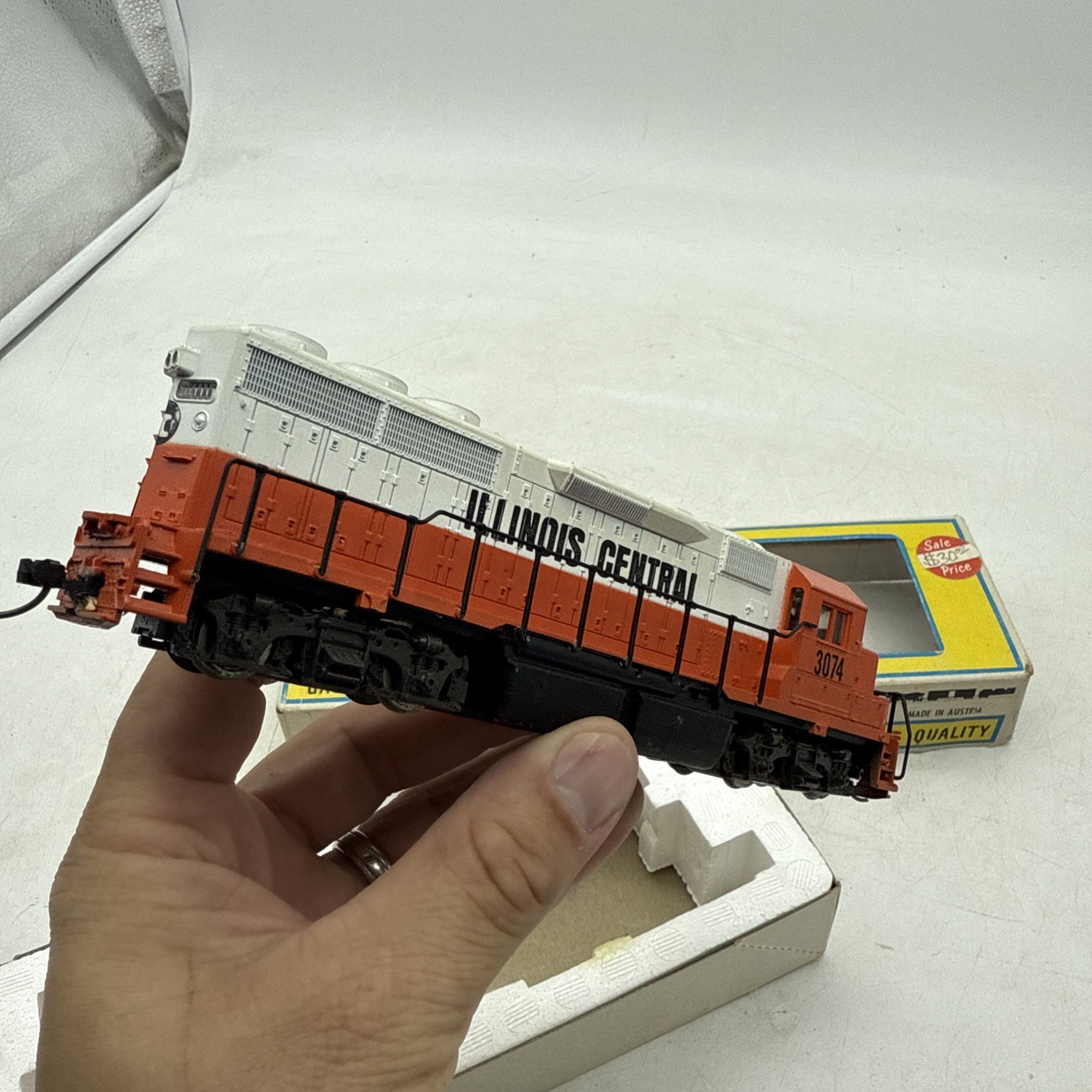 HO scale Atlas GP40 Motorized Illinois Central deisel #3074