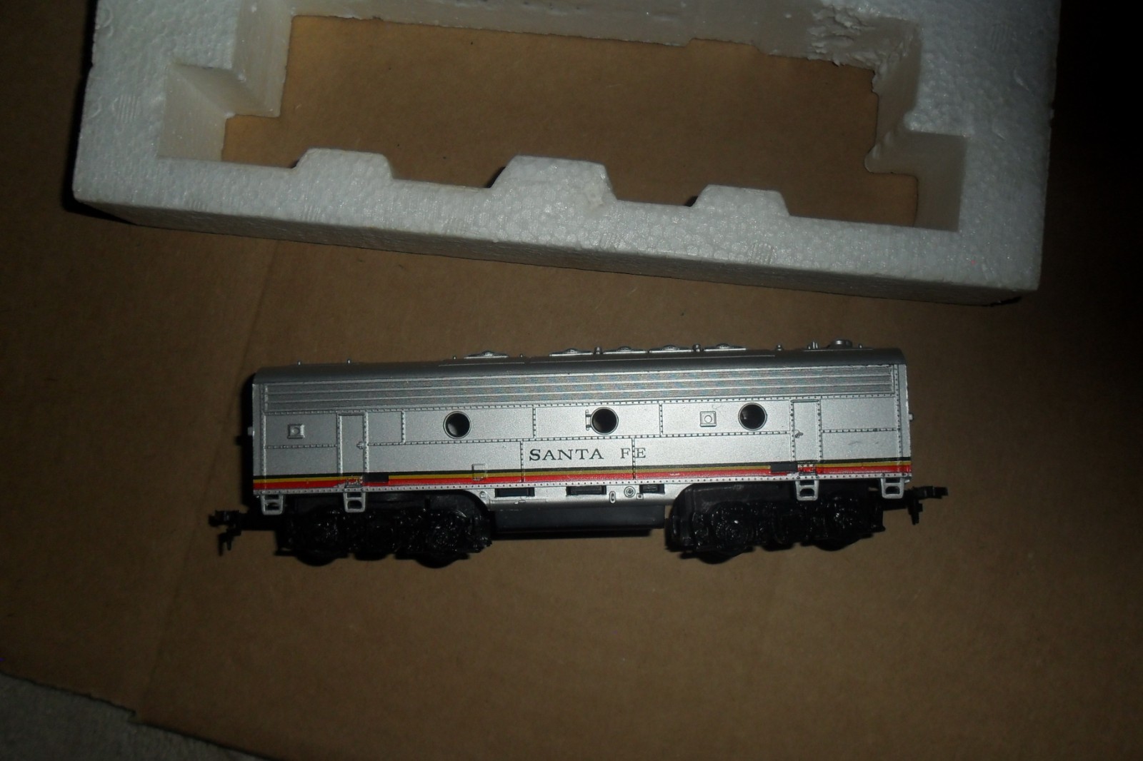 LIFE LIKE HO F7B SANTA FE Locomotive DUMMY (NON POWERED )