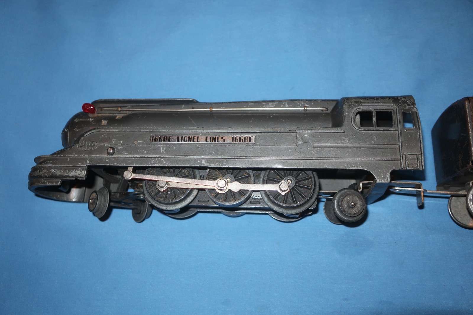 Lionel 1668E Streamlined Torpedo Locomotive and Tender. Runs well