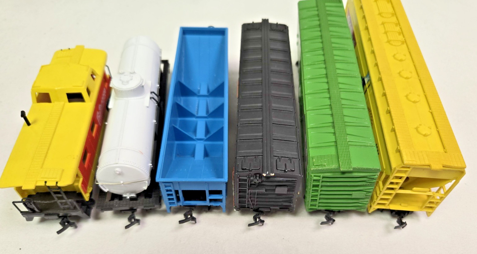 Six (6) Bachmann & Tyco HO Scale Model Railroad Cars All In Excellent Condition