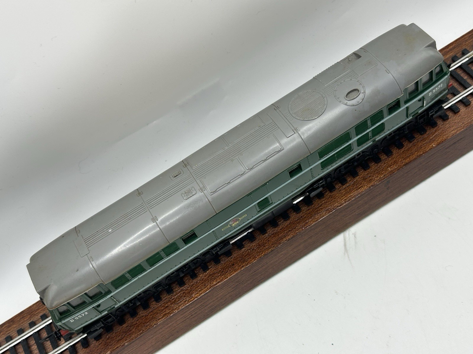 OO Triang R357 BR Class 31 Diesel Locomotive ‘D5572’ – (GOOD TESTED)