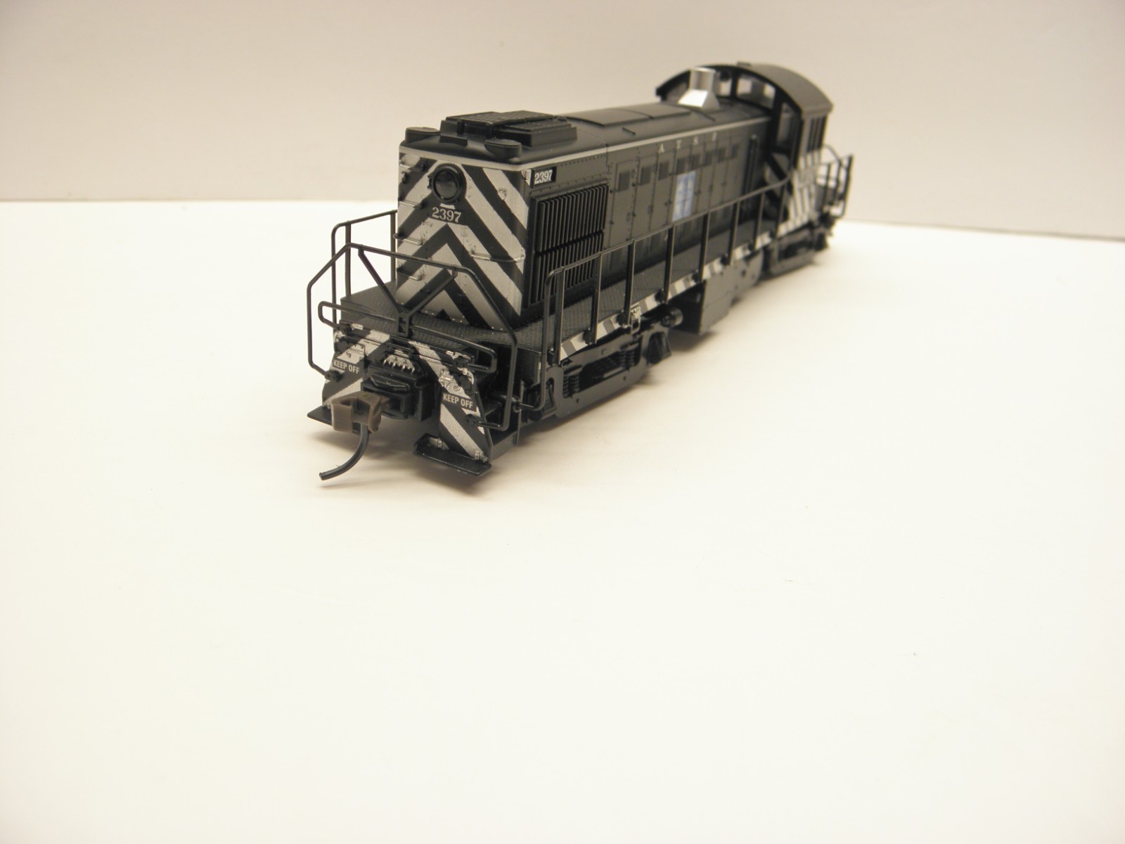 ATLAS CLASSIC ALCO RS-1 LOCOMOTIVE SANTA FE #2397 – HO SCALE DCC – RUNS LOT B